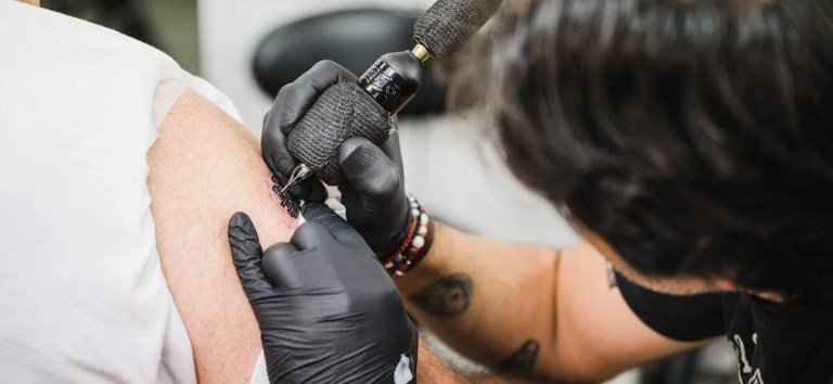 CFM proíbe uso de anestesia para tatuagens estéticas e restringe prática a procedimentos com indicação médica
