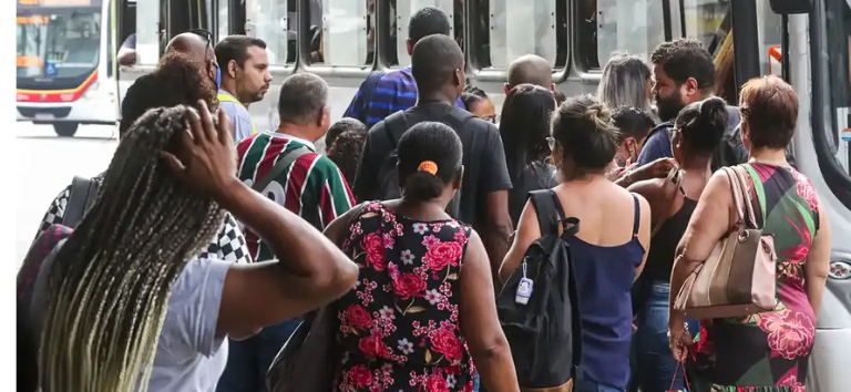Desemprego de longa duração cai no Brasil e número de pessoas em busca de trabalho atinge mínimas históricas