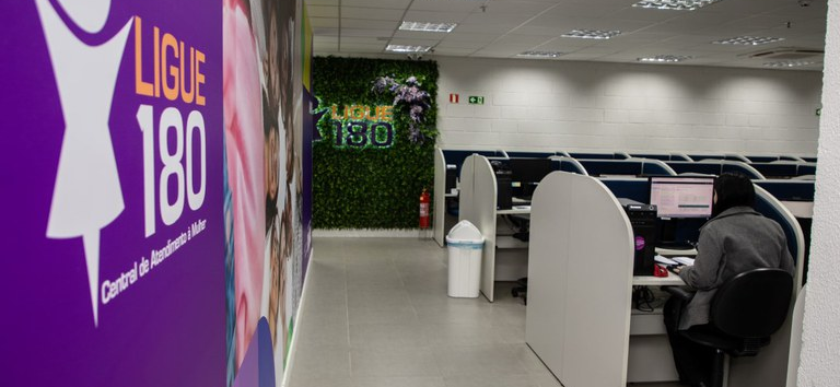 Ligue 180 completa 20 anos com aumento de denúncias e maior confiança das mulheres no serviço