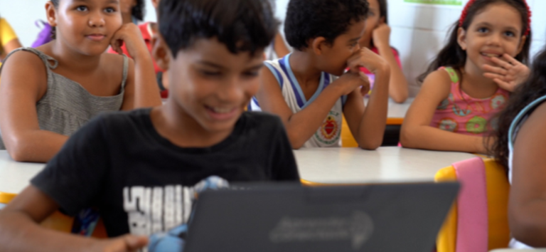 Escolas Conectadas alcança 68,4% das escolas públicas e avança rumo à universalização da internet no ensino
