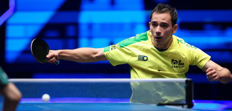 Hugo Calderano vence duas na estreia e avança às oitavas do WTT Singapura Smash