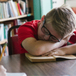 Rotina sobrecarregada pode comprometer saúde emocional e aprendizado de crianças