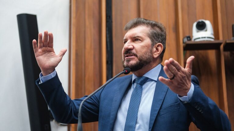 Pedro Kemp cobra reajuste de 5,4% para professores e equiparação salarial em MS