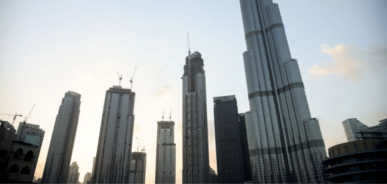 Conflito entre EUA e Irã se intensifica e já deixa mortos e centenas de feridos