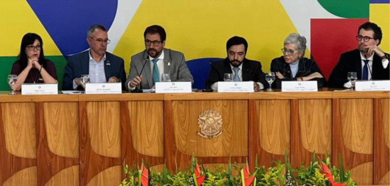 Lula regulamenta ECA Digital e cria regras para proteger crianças na internet