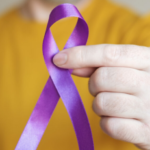 Abril Lilás: câncer de testículo atinge jovens e pode ter mais de 90% de cura com diagnóstico precoce