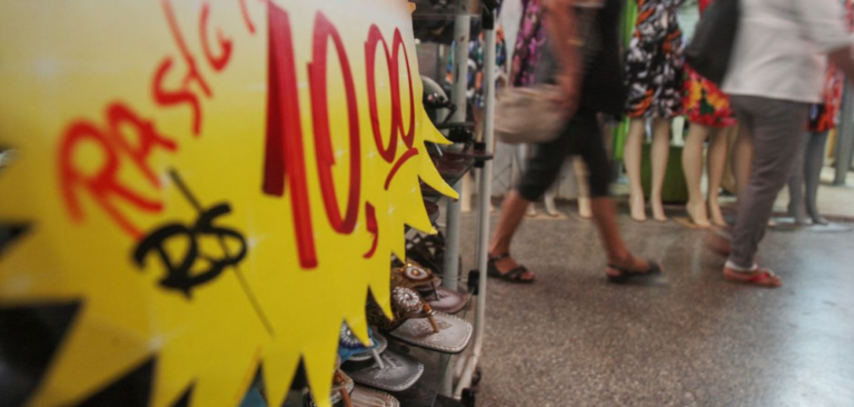 Inflação sobe para 4,71% e ultrapassa meta do Banco Central em meio a tensões globais