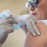 Ministério da Saúde alerta viajantes sobre risco de sarampo na Copa e reforça vacinação