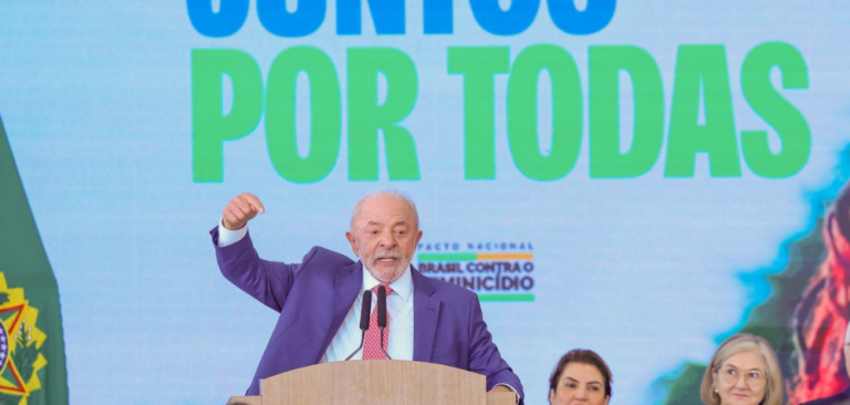 Lula assina decreto que amplia regras para plataformas digitais e combate crimes na internet