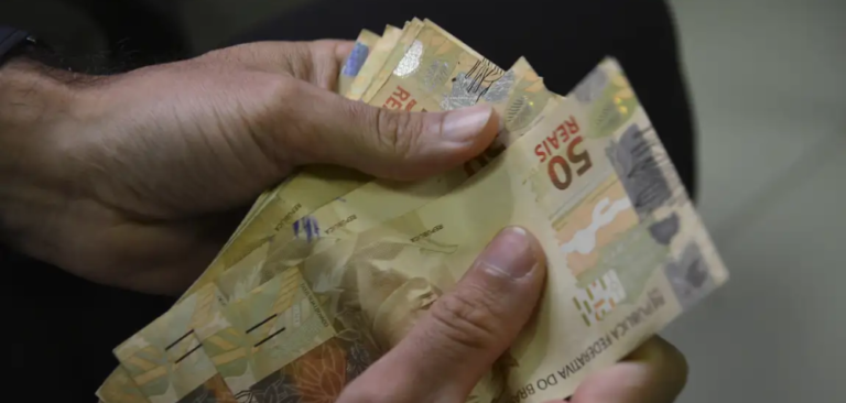 Poupança registra mais saques que depósitos em abril e saldo fica negativo