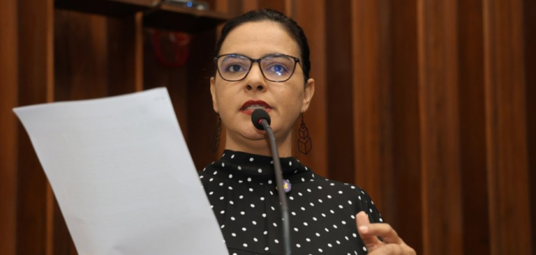 Deputada Gleice Jane critica política educacional de Riedel e aponta precarização nas escolas estaduais