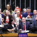 Câmara aprova PEC que reduz jornada de trabalho e acaba com escala 6×1