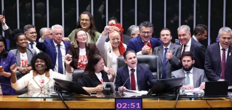 Câmara aprova PEC que reduz jornada de trabalho e acaba com escala 6×1
