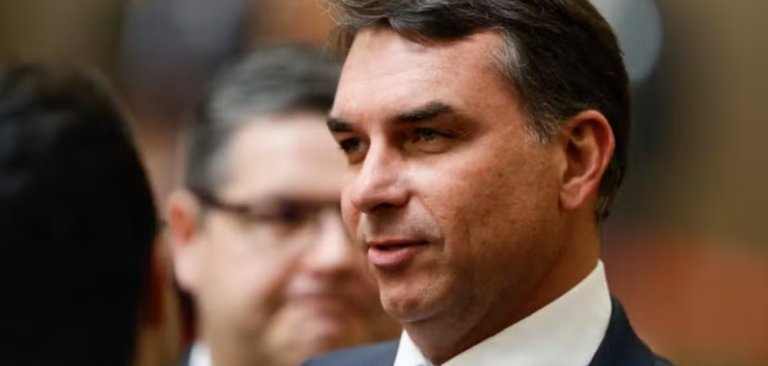 Flávio Bolsonaro confirma pedido de R$ 134 milhões para filme sobre Jair Bolsonaro após reportagem