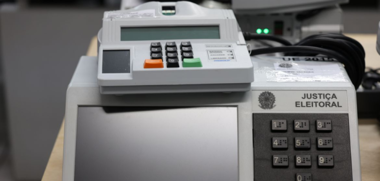 Urnas eletrônicas completam 30 anos sob avanço de fake news sobre eleições no Brasil