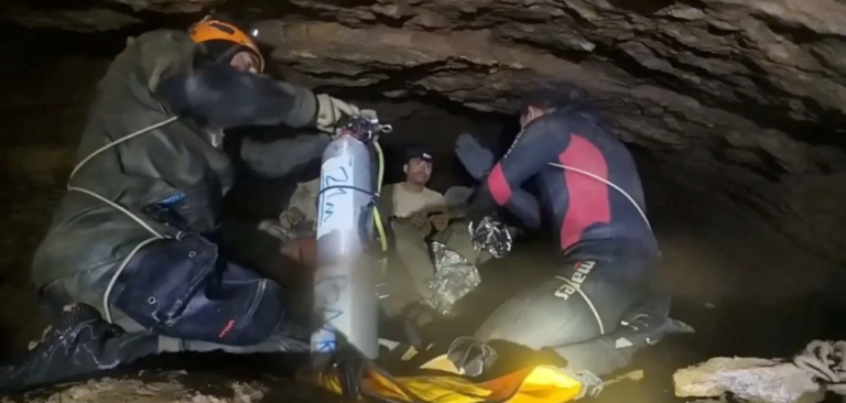 Cinco homens escapam de caverna inundada no Laos após mais de uma semana presos no subsolo
