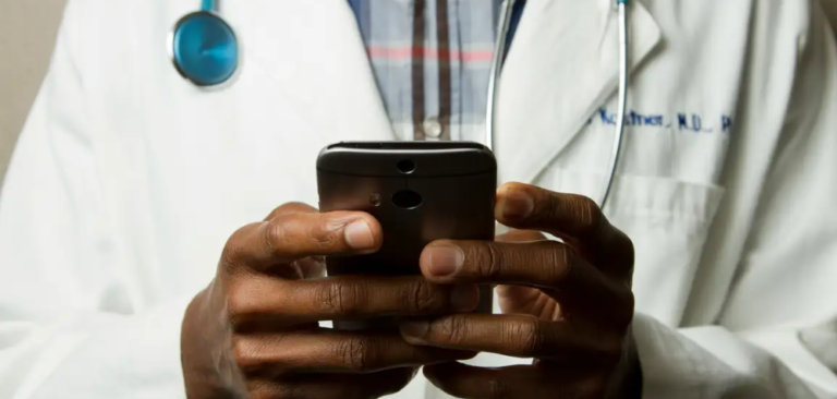 Governo torna exame obrigatório para médicos obterem registro profissional no Brasil