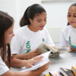 Ensino médio da rede pública registra queda de 61% na evasão escolar e aumento de 11% na aprovação, aponta Censo Escolar 2025