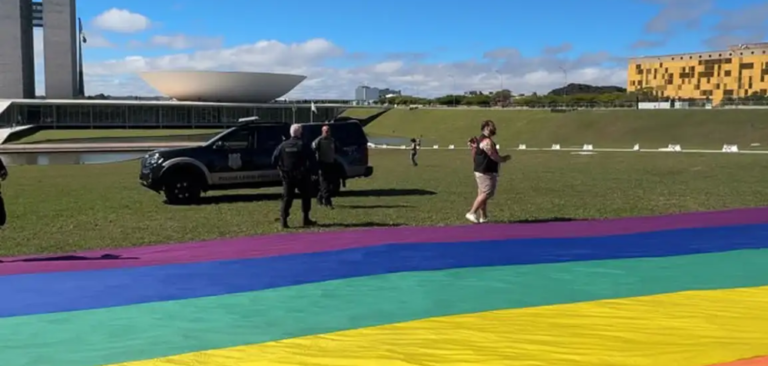 Ativistas LGBTQIA+ relatam impedimento para estender bandeira em frente ao Congresso Nacional