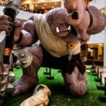 Exposição gratuita de orcs gigantes chega ao Shopping Bosque dos Ipês durante as férias em Campo Grande