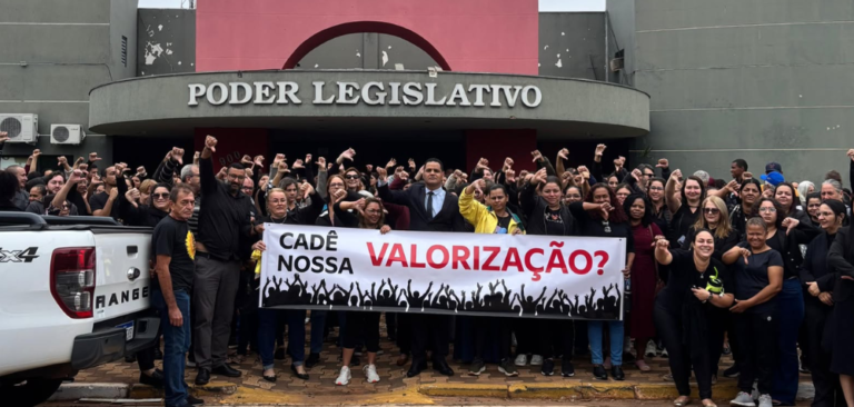 Servidores de Naviraí conseguem suspensão de projeto após paralisação e manifestação