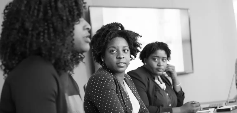 Mulheres negras jovens enfrentam maior desemprego e menores salários, aponta estudo