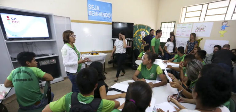 Pé-de-Meia paga nova parcela de R$ 200 para estudantes nascidos em novembro e dezembro nesta segunda