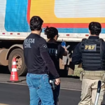Acidente entre carreta e motocicleta deixa dois feridos graves e causa congestionamento na BR-163 em Campo Grande