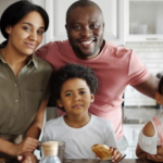 Homens cozinham mais e transformam a cozinha em espaço de saúde e convivência familiar
