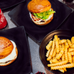 Búfalo Beef Burger comemora 1 ano com música ao vivo, promoções e trajetória premiada em Campo Grande