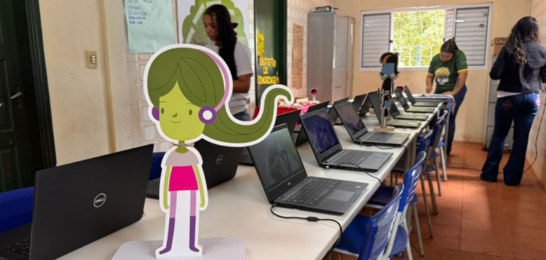 Escola rural de Sidrolândia recebe espaço de tecnologia com 16 notebooks