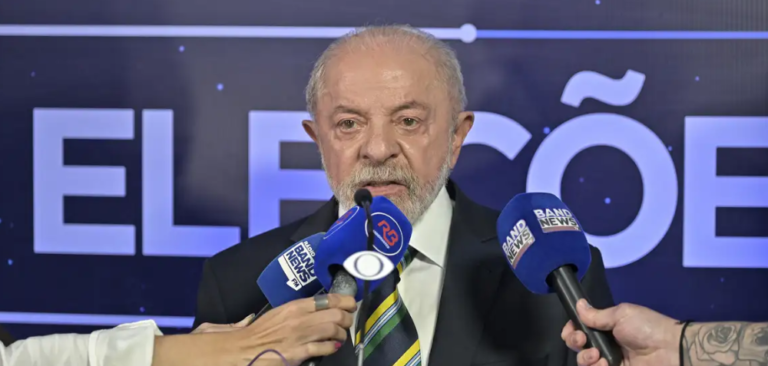 Lula pede abertura de sigilos ao TSE e desafia Flávio Bolsonaro a fazer o mesmo