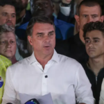 Flávio Bolsonaro não reconhece vitória de Lula e anuncia pedido de anulação da eleição