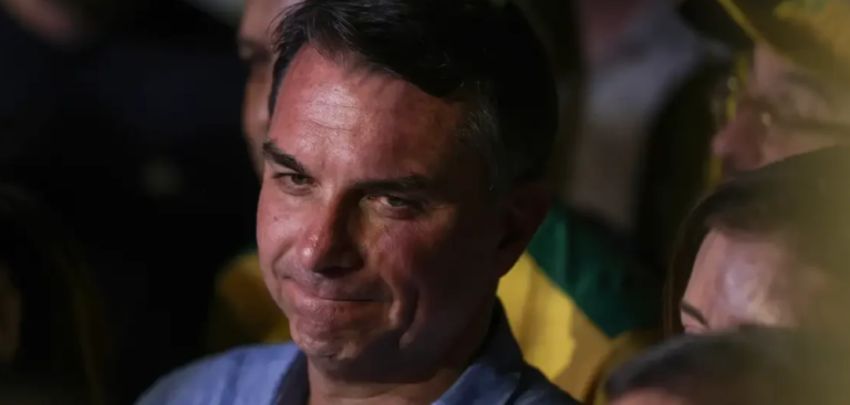Fuga de Flávio Bolsonaro para os EUA repercute na imprensa internacional