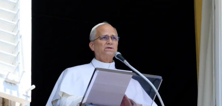 Papa Leão XIV volta a caminhar após cirurgia para retirar câncer no pulmão, informa Vaticano