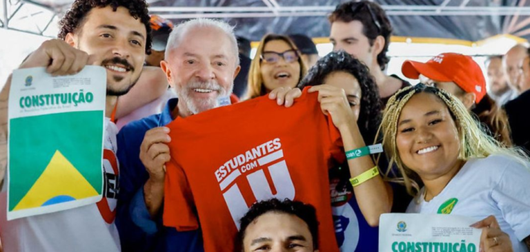 Lula promete Pé-de-Meia de R$ 700 por mês para universitários se for reeleito